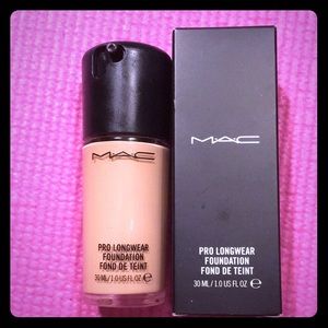 MAC Pro Longwear Foundation color NW20